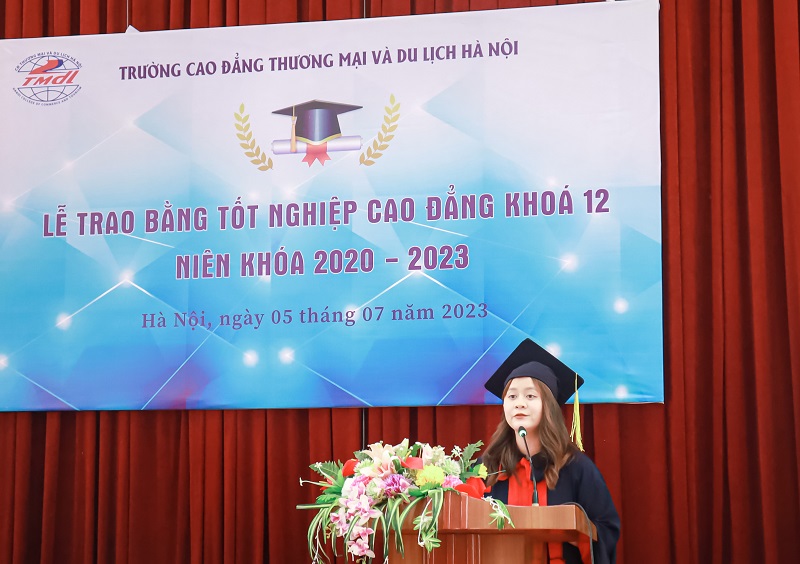 Tân cử nhân Đỗ Kiều Trang lớp Quản trị kinh doanh 12A2 đại diện cho toàn thể sinh viên trong buổi lễ tốt nghiệp bày tỏ lòng biết ơn, sự tri ân sâu sắc đến Thầy/Cô.