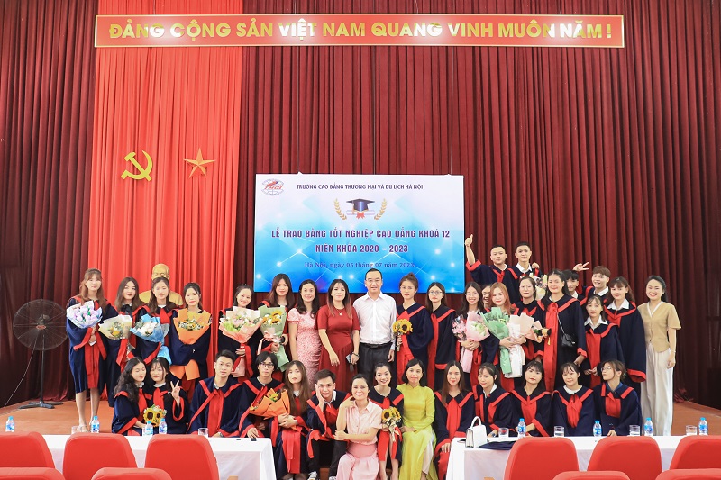 Các thầy cô trường Cao đẳng Thương mại và Du lịch Hà Nội chụp ảnh cùng sinh viên trong Lễ bế giảng năm học 2020, lưu giữ kỷ niệm đẹp của một thời sinh viên đáng nhớ.