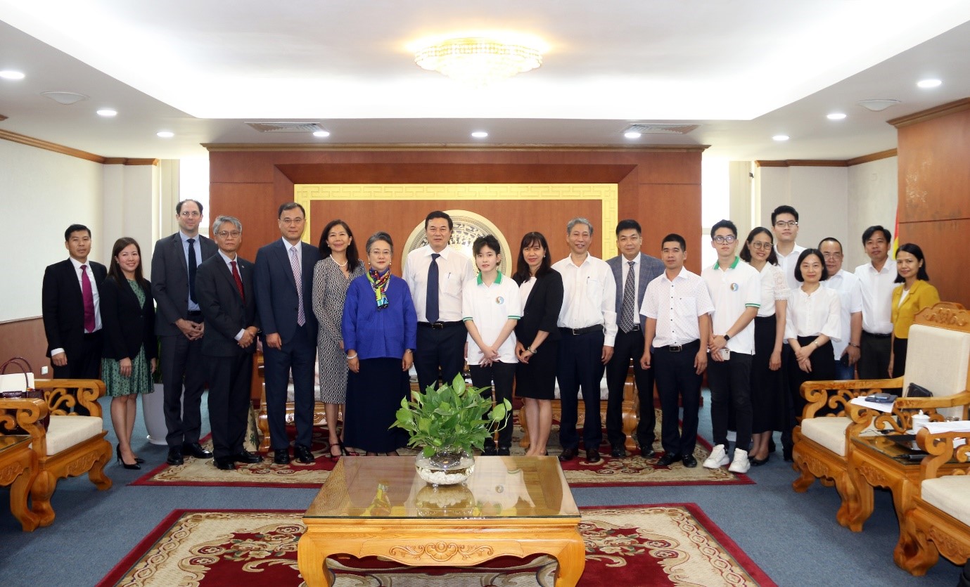 Bà Armida Salsiah Alisjahbana chụp hình lưu niệm