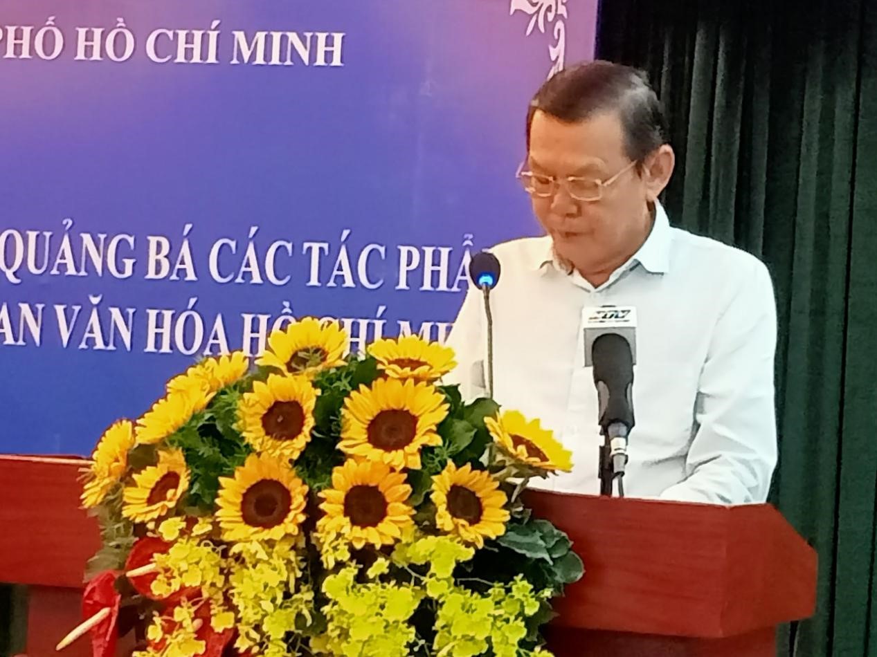 Chủ tịch Hội Nhà báo TP Nguyễn Tấn Phong đọc dẫn tọa đàm