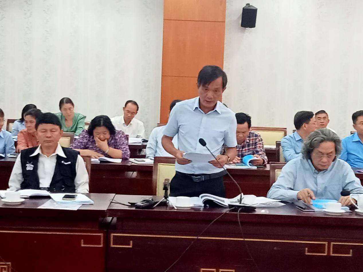 Nhà báo Đức Hiển phát biểu trong tọa đàm