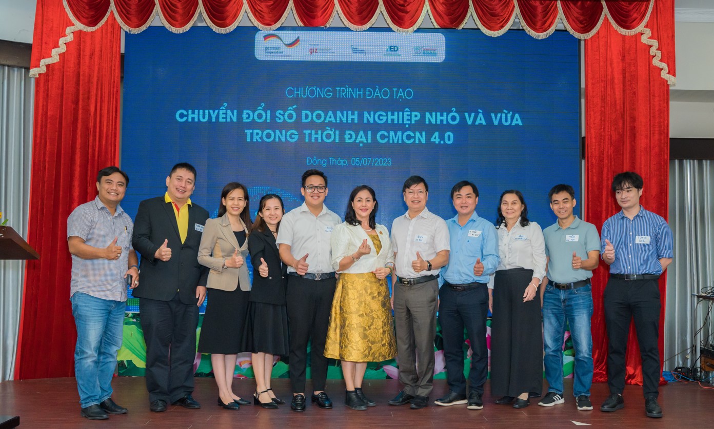 Chuyên gia của chương trình và học viên tham dự chương tình tập huấn