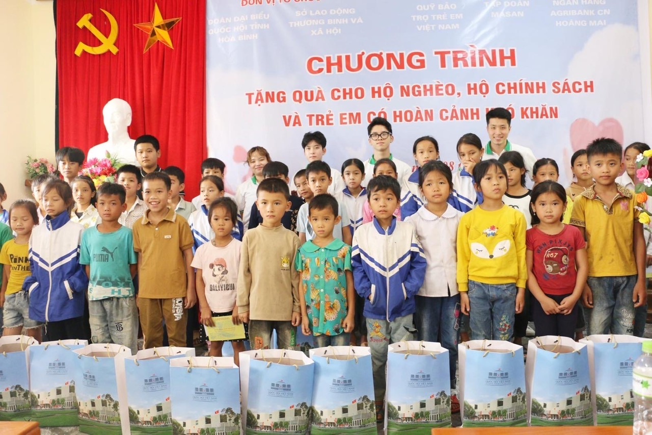 Trao quà cho các bạn nhỏ