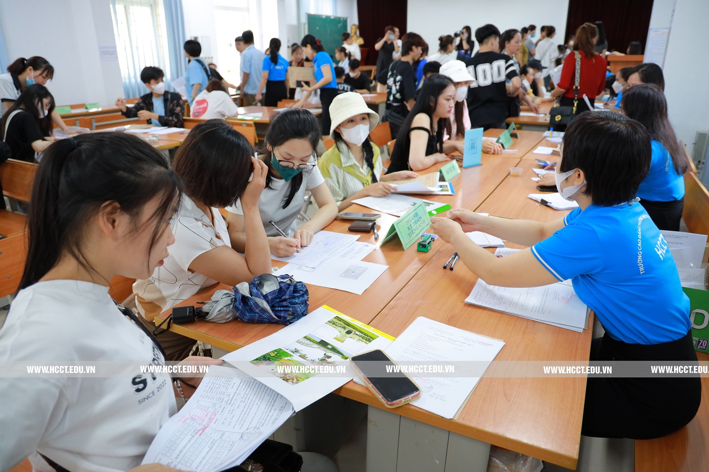 Không khí nhộn nhịp chào đón Tân sinh viên nhập học.