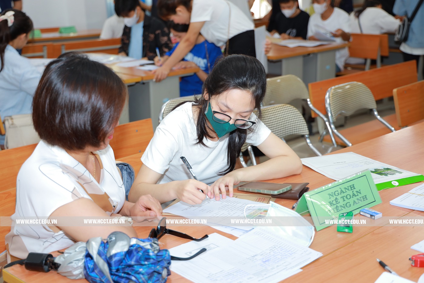 Tân sinh viên HCCT nhanh chóng hoàn thành các thủ tục giấy còn sót tại buổi sáng nhập học.