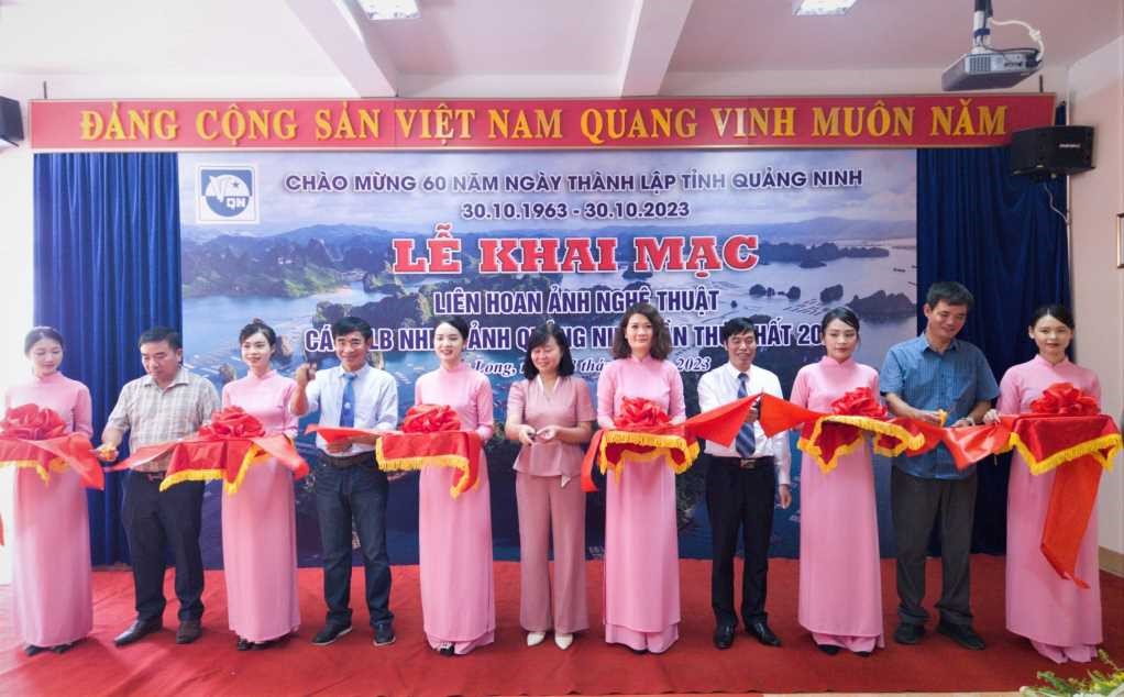 Các đại biểu cắt băng khai mạc triển lãm. Ảnh: Cổng thông tin điện tử tỉnh Quảng Ninh.