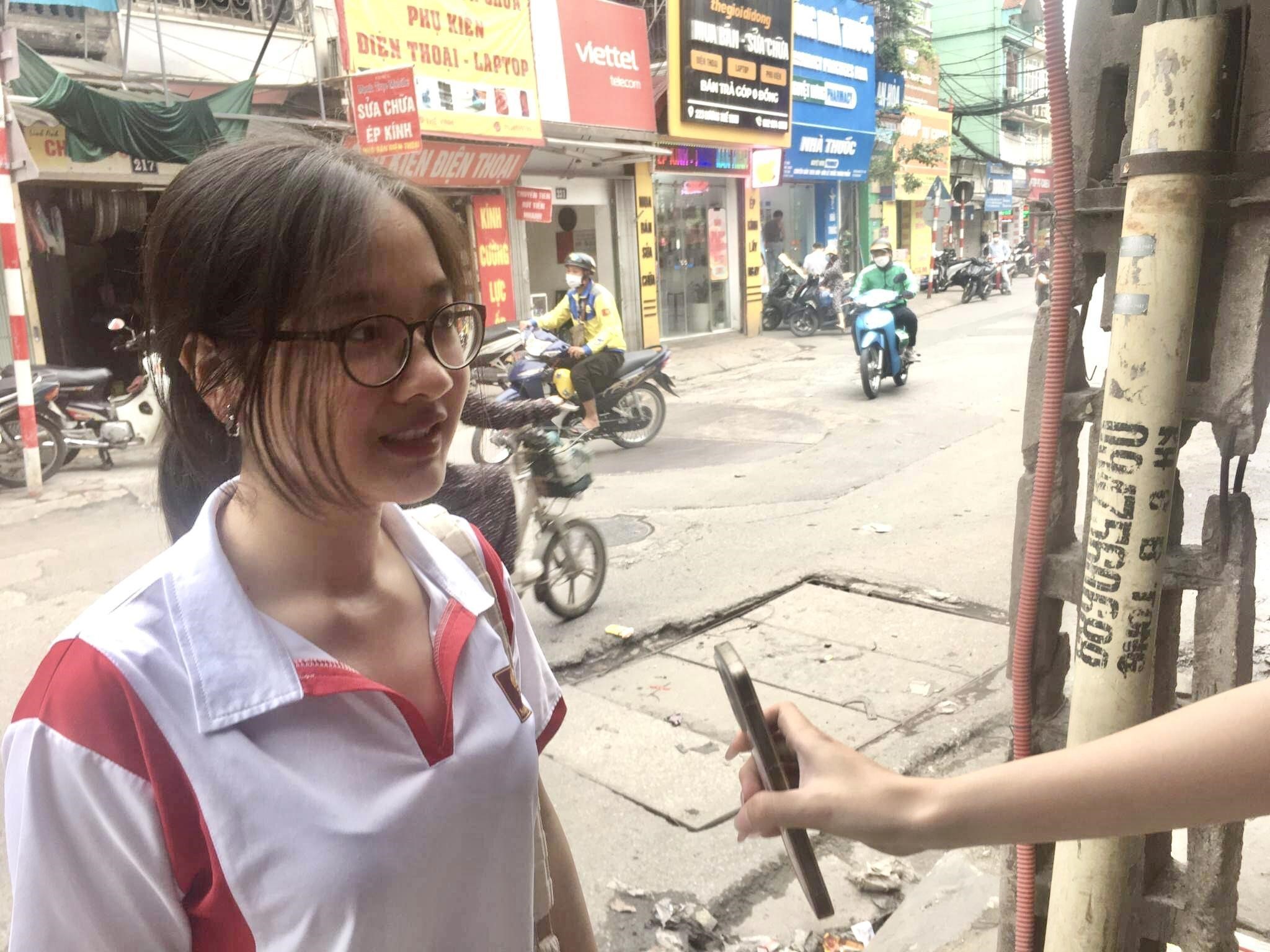 Chị Thu Trang trả lời phỏng vấn của phóng viên về review trên mạng xã hội (Ảnh: Phương Anh)