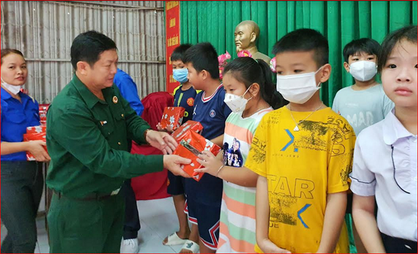 Ông Huỳnh Tấn Đạt trao quà cho các học sinh giỏi