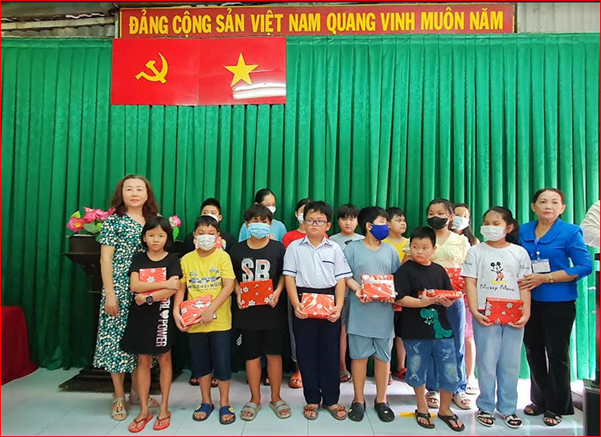 Đại diện các ban ngành, đoàn thể khu phố trao thưởng học bổng khuyến học cho học sinh