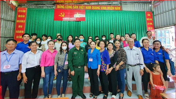 Các đại biểu và đại diện ban ngành, đoàn thể khu phố 2 chụp ảnh lưu niệm 