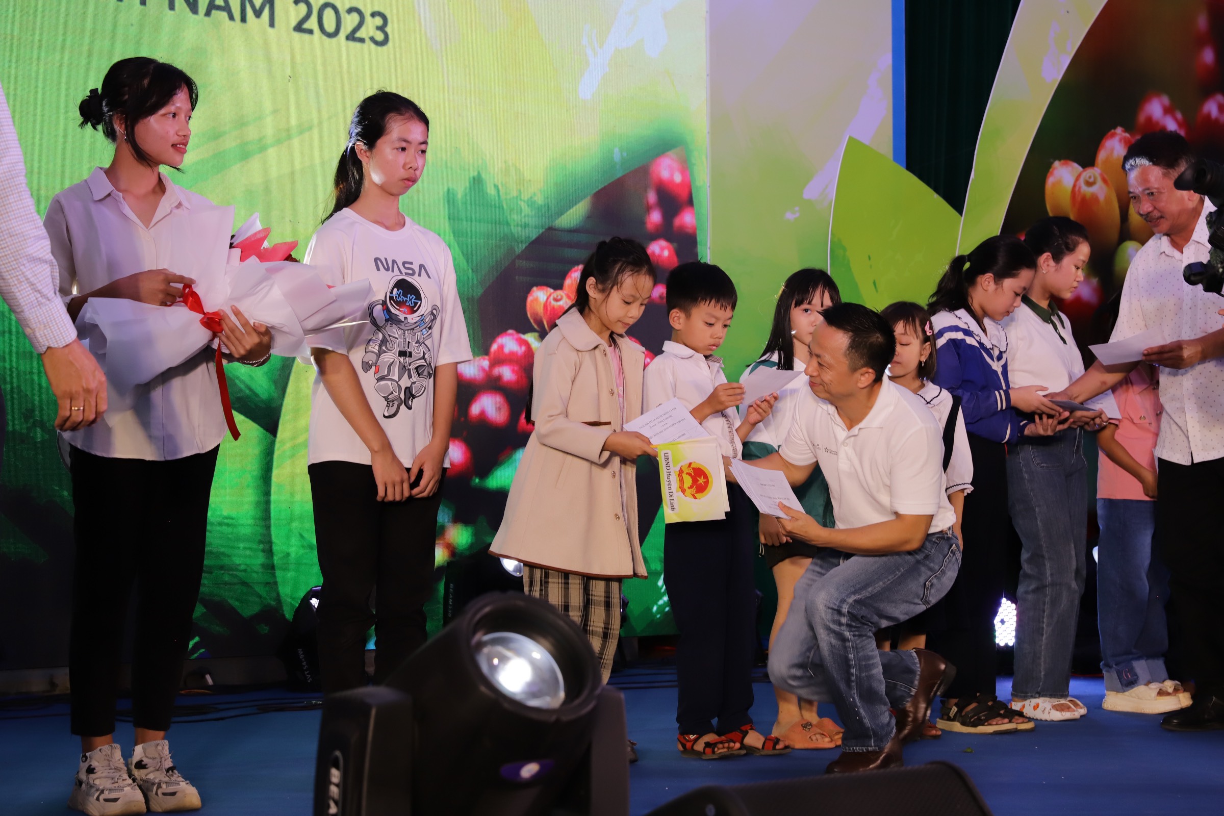 Ông Đỗ Ngọc Sỹ, Giám đốc bền vững Châu Á - Thái Bình Dương của JDE trao quà, học bổng cho học sinh giỏi có hoàn cảnh khó khăn trên địa bàn huyện Di Linh.