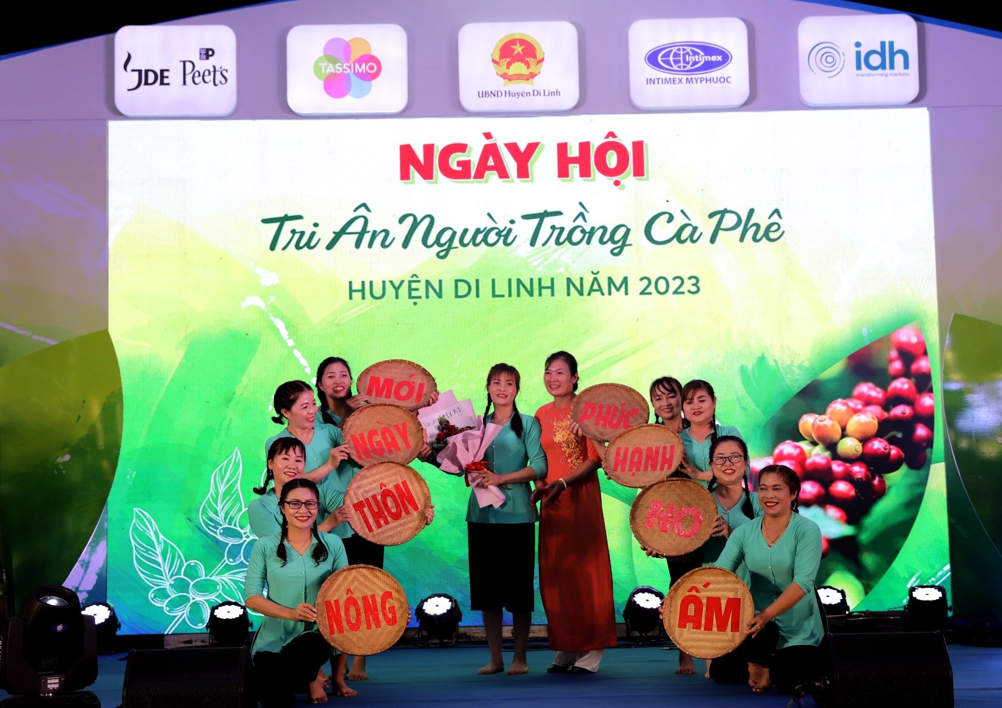 Tiết mục văn nghệ trong chương trình “Tri ân người trồng cà phê”