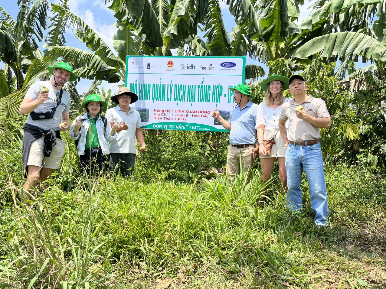 Đại diện Công ty JDE thăm mô hình quản lý dịch hại tổng hợp IPM tại Di Linh, Lâm Đồng