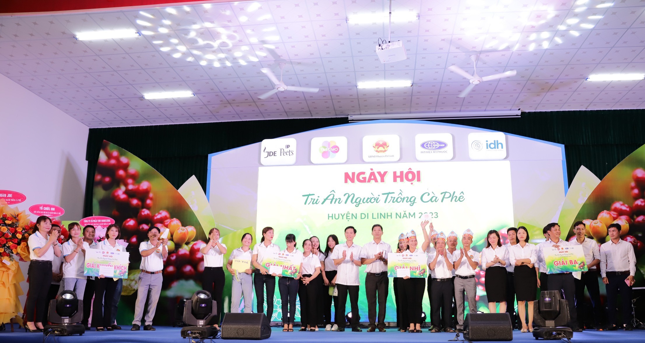 Trao giải cuộc thi “Nhà nông đua tài” 