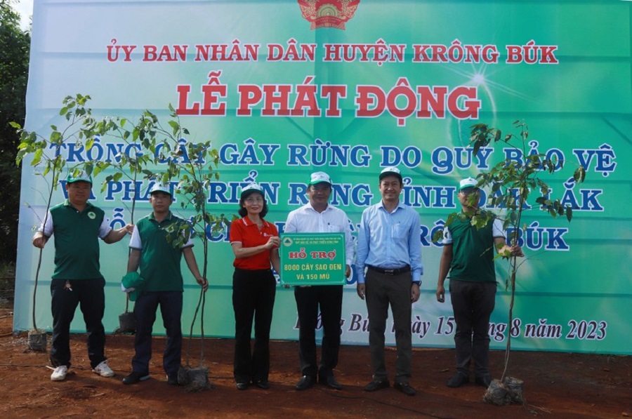 Ngân hàng SeABank trao tặng 25.000 cây phủ xanh đất rừng tại Đắk Lắk