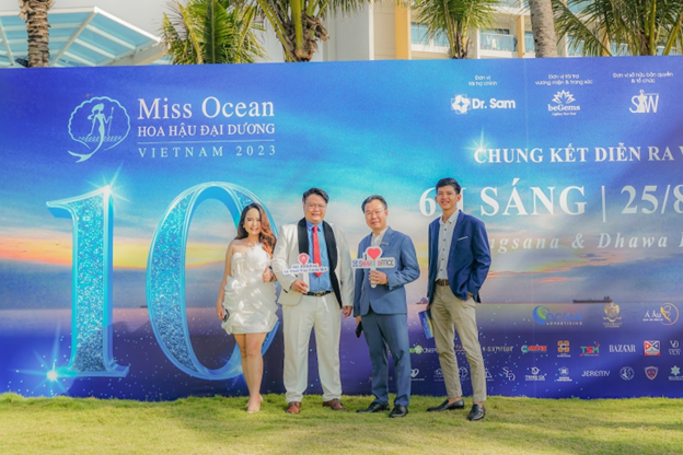 Ông Phan Hồng Quân – Chủ tịch HĐQT kiêm CEO Tập đoàn Honggia Corporation (Vị trí thứ 02 từ trái sang) & Bà Nguyễn Vũ Kim Phụng – GĐ Truyền thông Honggia Corporation (vị trí thứ 01 từ trái sang) cùng các Chủ doanh nghiệp là nhà tài trợ đồng hành khác của chương trình