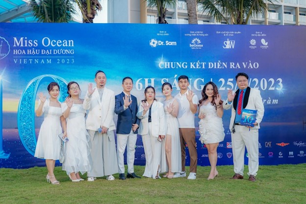 Ông Võ Việt Chung - Chủ tịch - Nhà sáng lập cuộc thi Miss Ocean Hoa hậu Đại dương 2023 (vị trí thứ 03 từ trái sang) chụp ảnh cùng Ông Phan Hồng Quân – Chủ tịch HĐQT kiêm CEO Tập đoàn Honggia Corporation (Vị trí thứ 1 từ phải sang) cùng các Chủ doanh nghiệp là nhà tài trợ đồng hành khác của chương trình
