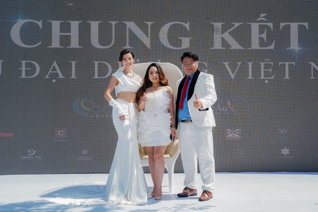 Á Hậu 2 Hoa Hậu Hoàn Vũ Nhật Bản 2022 MEGUMI WILSON (vị trí thứ 01 từ trái sang) chụp ảnh cùng lãnh đạo Tập đoàn Honggia Corporation