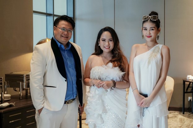 Hoa hậu Đại dương Việt Nam 2017 – Bà Lê Âu Ngân Anh (vị trí thứ 01 từ phải sang) chụp ảnh cùng lãnh đạo Tập đoàn Honggia Corporation