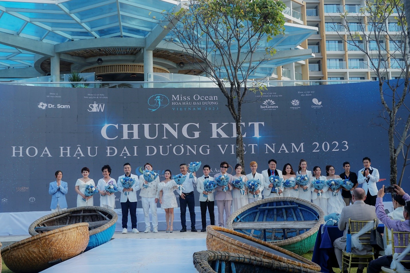 Ông Phan Hồng Quân (Vị trí thứ 07 từ phải sang) nhận hoa cám ơn là nhà tài trợ đồng hành cùng cuộc thi