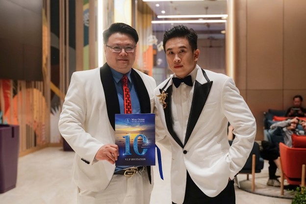 Ông Phan Hồng Quân (bên trái) cùng Ông Chu Tấn Văn - Giám đốc quốc gia của 02 cuộc thi Hoa Hậu và Nam Vương Đại Dương Việt Nam 2023 (bên phải)