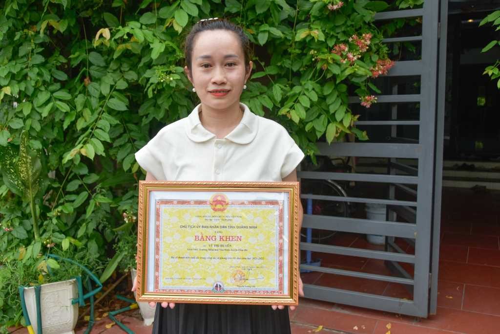 Cô giáo Vũ Thị Huyên được nhận bằng khen của Chủ tịch UBND tỉnh Quảng Ninh  với thành tích xuất sắc trong năm học 2021-2022. Ảnh: Do nhân vật cung cấp.