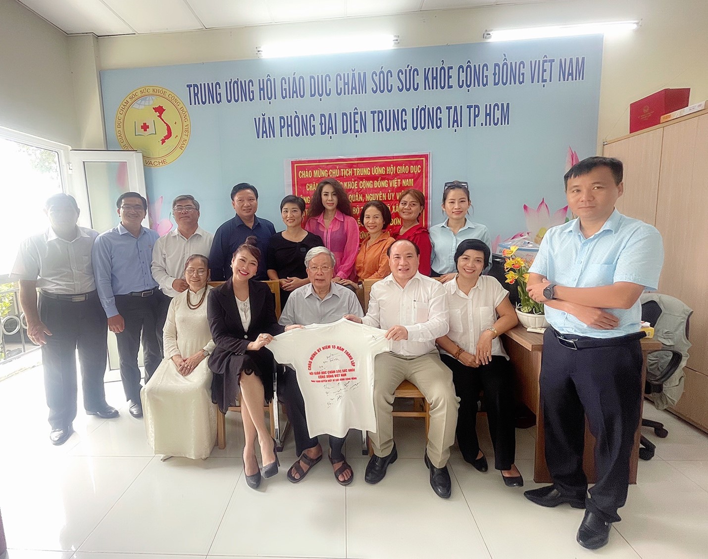 Chủ tịch Trung ương Hội – ông Nguyễn Hồng Quân chụp hình lưu niệm cùng cán bộ thành viên chủ chốt Văn phòng đại diện.