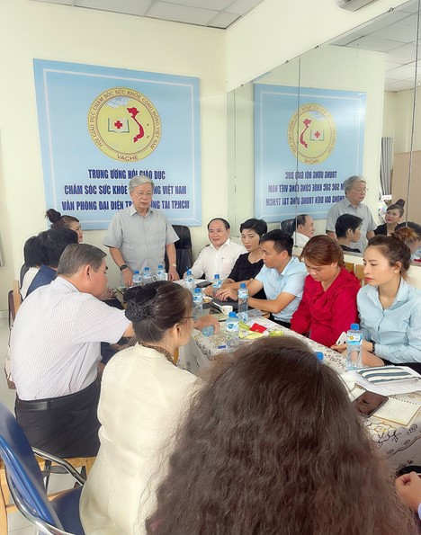 Chủ tịch Trung ương Hội phát biểu chỉ đạo tại buổi làm việc với Ban lãnh đạo Văn phòng đại diện