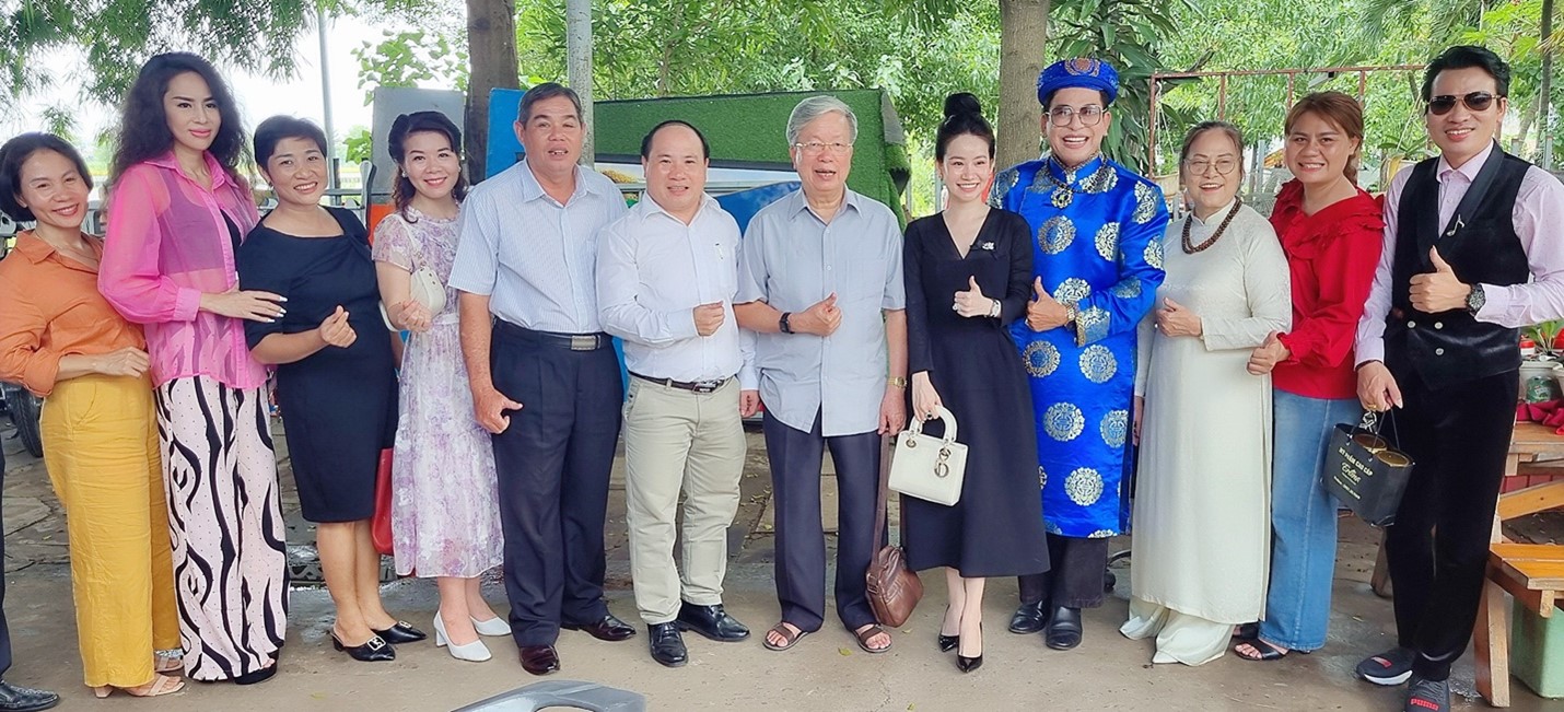 Văn nghệ sĩ cán bộ cơ quan lưu niệm cũng Chủ tịch Trung ương Hội