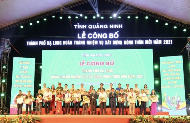 Lãnh đạo TP Hạ Long trao Giấy khen của UBND thành phố cho các tập thể có thành tích xuất sắc trong chương trình xây dựng NTM.