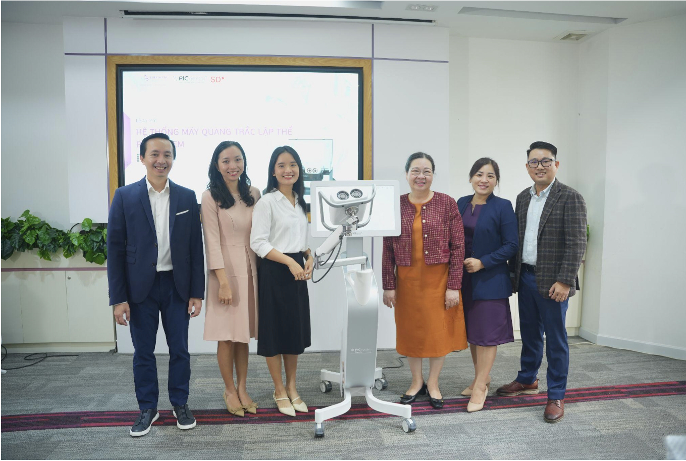 Ban giám đốc Elite Dental (Bìa trái) cùng các Đại diện của Công ty TNHH Thương Mại SIV (Bìa phải)