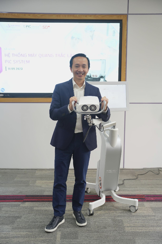 TS.BS Trần Hùng Lâm bên máy PIC System