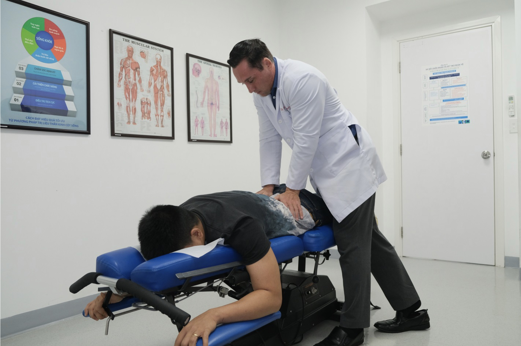 Bác sĩ Eric Balderee Phòng khám ACC, 99 Nguyễn Du – quận 1, đang điều trị cho bệnh nhân đau lưng bằng phương pháp chiropractic