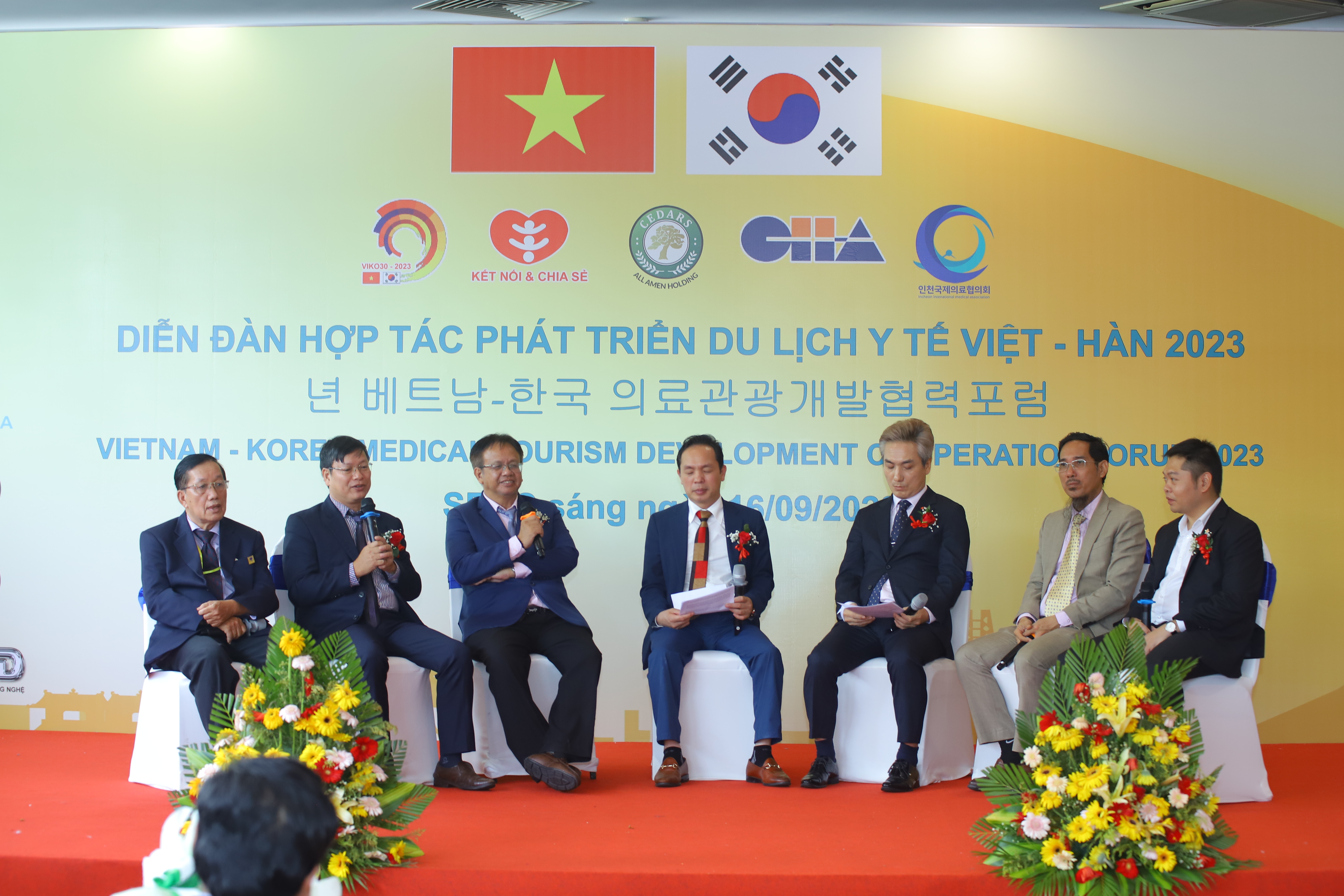 Các chuyên gia trong Tọa đàm Phát triển Du lịch Y tế Quốc tế tại Việt Nam