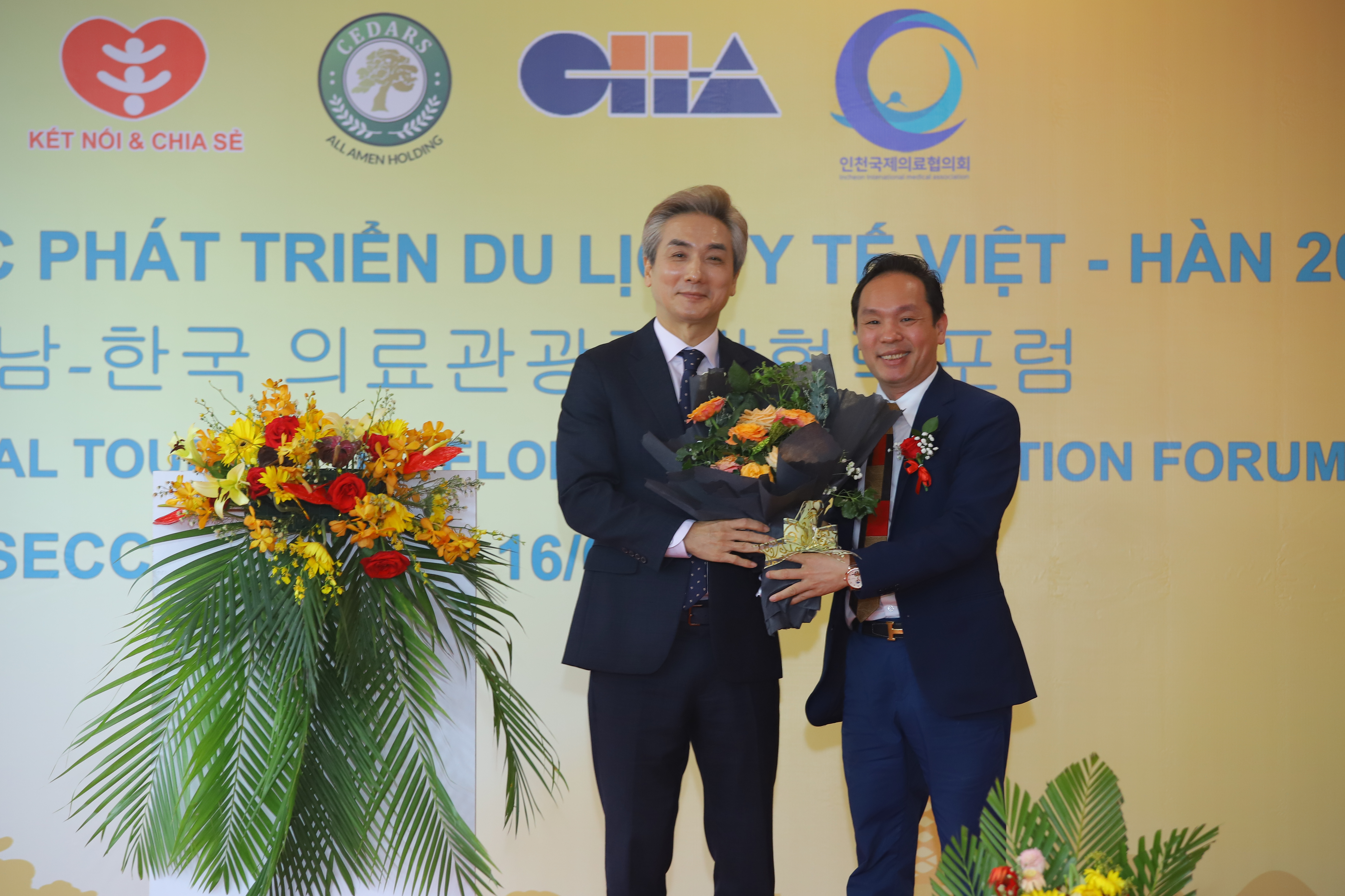 Ông Nguyễn Quang Huy - Chủ tịch Hiệp hội Văn hóa & Kinh tế Việt – Hàn chúc mừng Ông Shon In Sun - Chủ tịch Hội Người Hàn Quốc tại TP.HCM