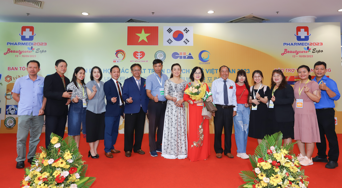 Khách mời chụp ảnh giao lưu tại chương trình