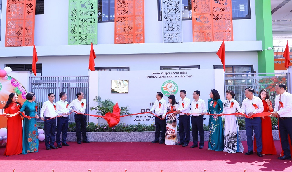 Lãnh đạo Thành phố và quận Long Biên thực hiện nghi lễ gắn biển công trình Trường Mầm non đô thị Sài Đồng