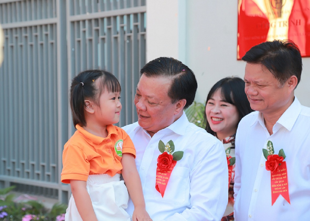 Bí thư Thành ủy Hà Nội Đinh Tiến Dũng trò chuyện với học sinh Trường Mầm non đô thị Sài Đồng