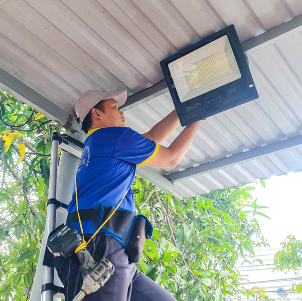 Anh Tâm lắp đèn năng lượng mặt trời cho gia đình
