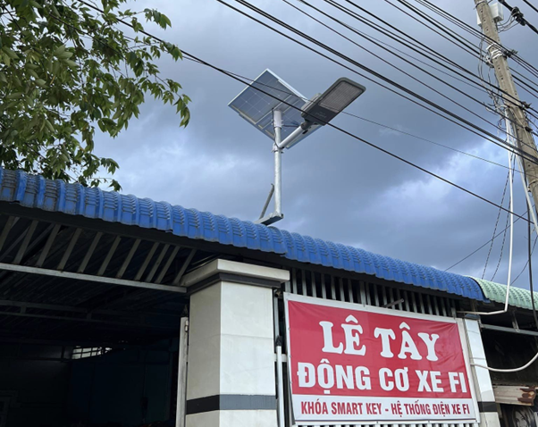 Anh Tây lắp đèn năng lượng mặt trời trước cửa hàng