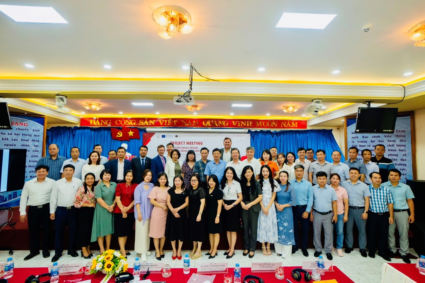 Đoàn công tác Học viện Hành chính Quốc gia chụp ảnh lưu niệm cùng các đại biểu.