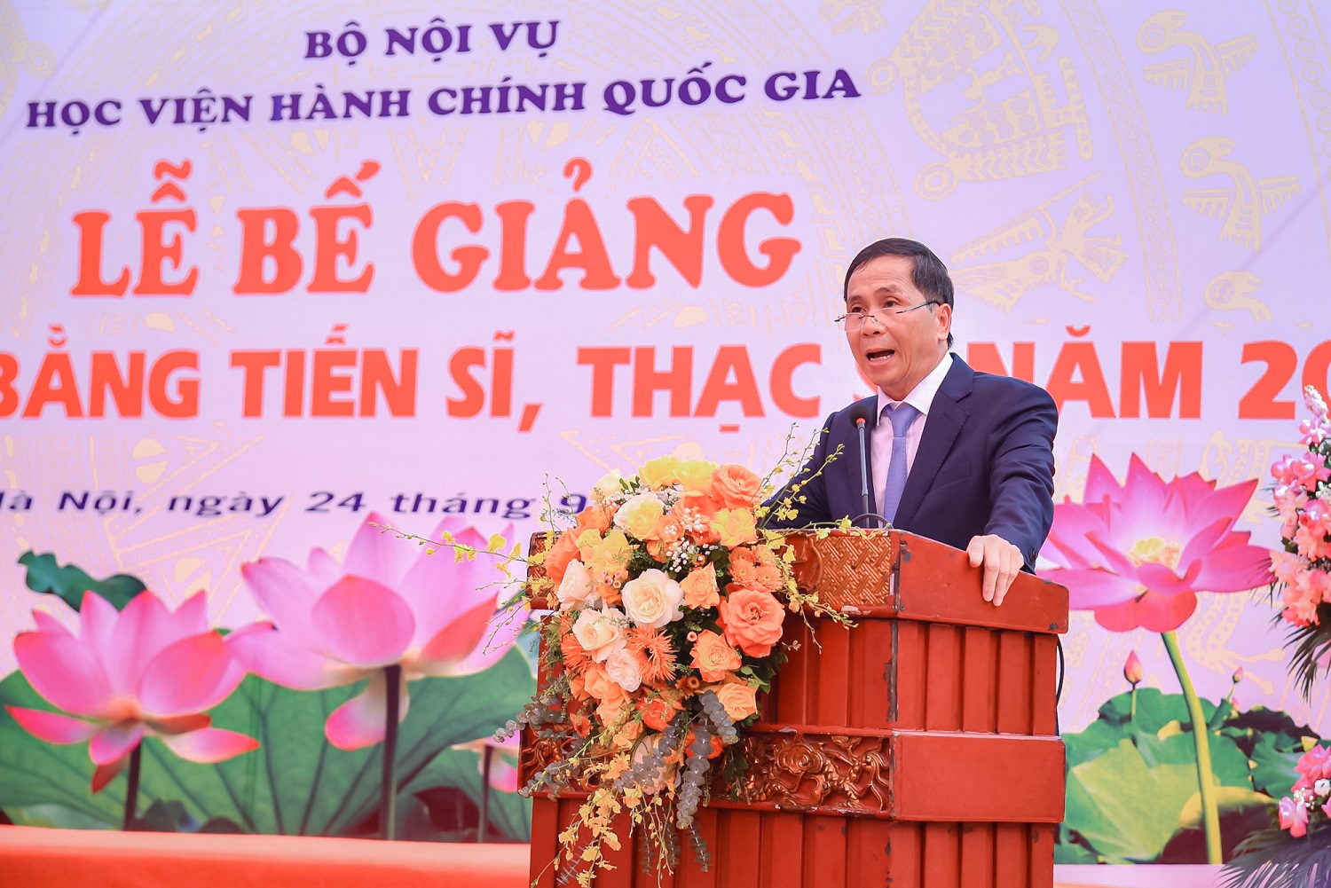 NGƯT.PGS.TS. Triệu Văn Cường, Thứ trưởng Bộ Nội vụ đại diện Bộ Nội vụ gửi lời chúc mừng Học viện và các tân Tiến sĩ, Thạc sĩ.