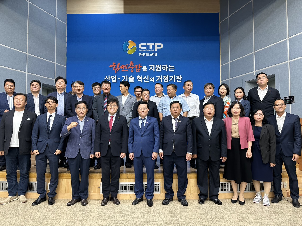 Đoàn công tác chụp hình lưu niệm cùng với đối tác Hàn Quốc