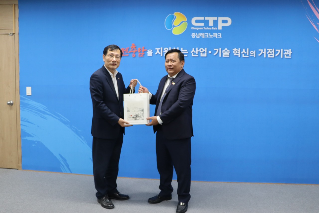 ông Huỳnh Văn Sơn, Phó Chủ tịch UBND tỉnh và Ông Kyu-Sok Suh