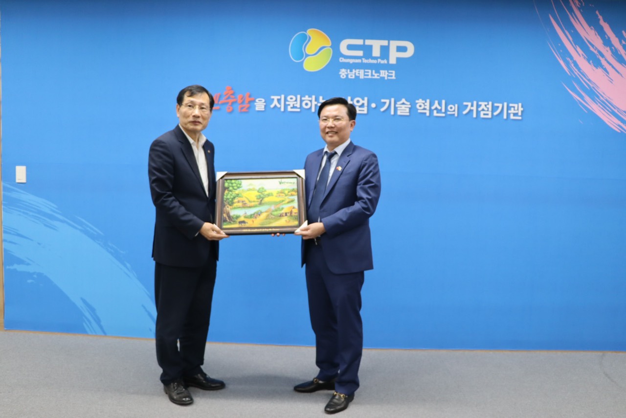 ông Nguyễn Thanh Hải - Phó Bí thư Thường trực Tỉnh uỷ và Ông Kyu-Sok Suh