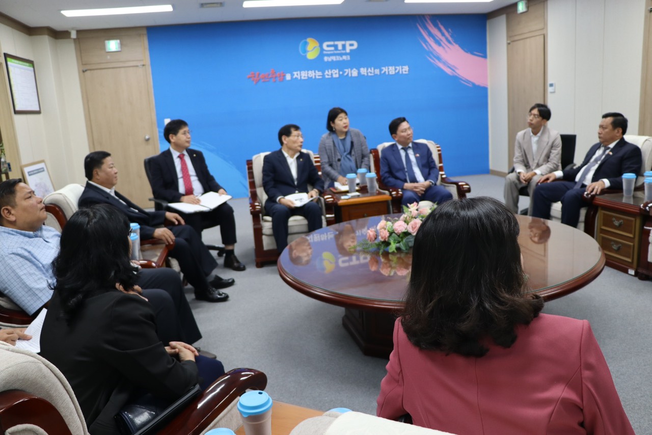 Đoàn công tác trong buổi làm việc