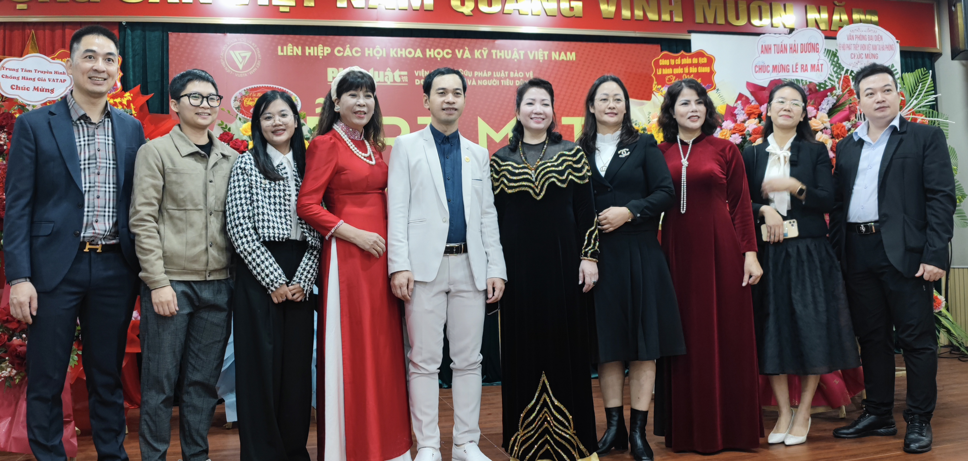 Ông Doanh Liên – Viện trưởng Viện nghiên cứu pháp luật bảo vệ doanh nghiệp và người tiêu dùng cùng Ban lãnh đạo Chi nhánh Hà Nội