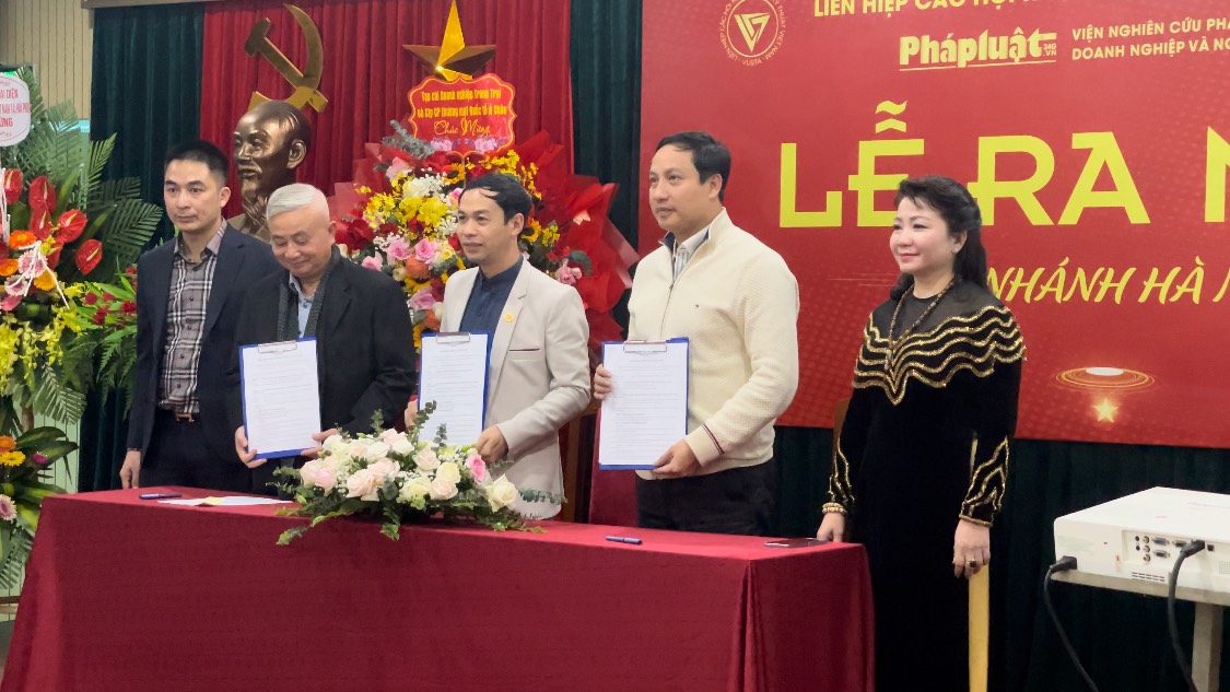 Ông Doanh Liên đại diện Viện nghiên cứu pháp luật bảo vệ doanh nghiệp và người tiêu dùng ký kết hợp tác cùng Viện khoa học thể dục thể thao thuộc Tổng Cục thể dục thể thao và Hiệp hội Hội chợ triển lãm thương mại và Tổ chức sự  kiện Việt Nam