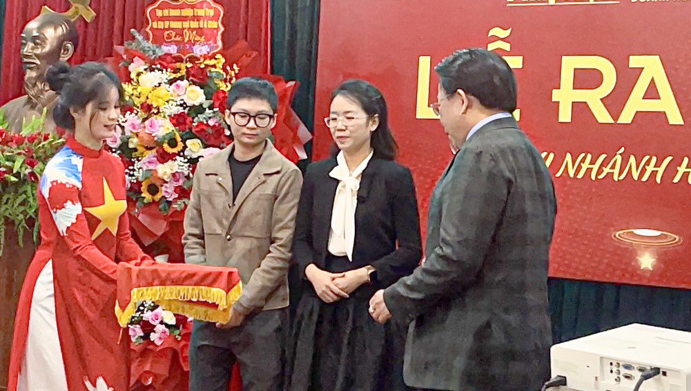 TS. Nghiêm Vũ Khải - Nguyên Thứ trưởng Bộ Khoa học và Công nghệ trao chứng nhận cho các học viên Lớp kỹ năng Phỏng vấn báo chí - khóa 1/2023