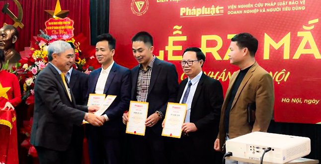 TS. Nguyễn Minh Hồng - Nguyên Thứ trưởng Bộ Thông tin và Truyền thông, Chủ tịch Hội truyền thông số Việt Nam trao chứng nhận cho các học viên Lớp kỹ năng Phỏng vấn báo chí - khóa 1/2023